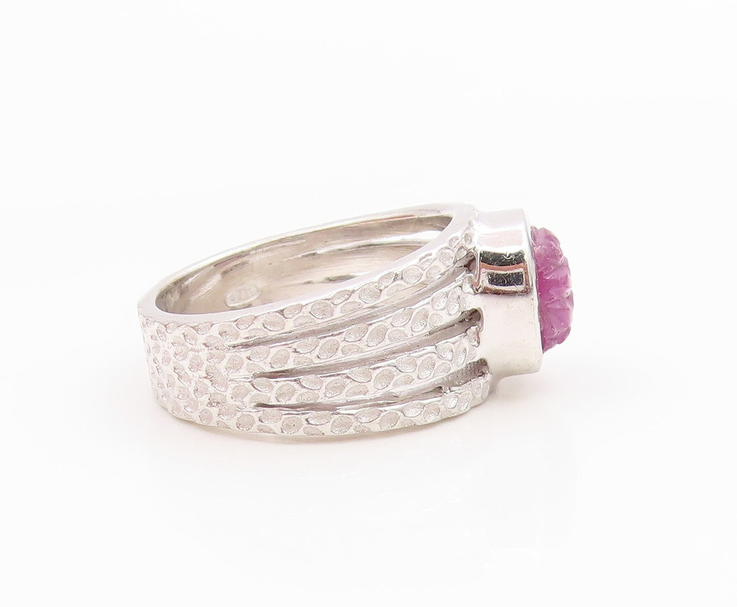 925 Sterling Silver Vintage Ring Carved Ruby Hammered Band  Sz 7.5  RG36133