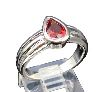 925 Sterling Silver  Vintage Pear Shaped Garnet Ribbed Band Ring Sz 7  RG25564