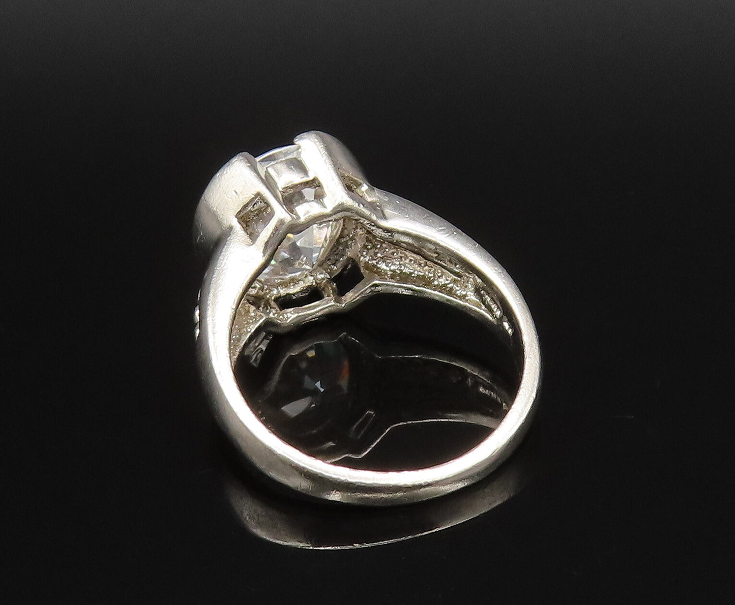 925 Silver  Vintage Inlaid Oval Cubic Zirconia Dotted Shank Ring Sz 8  RG25703