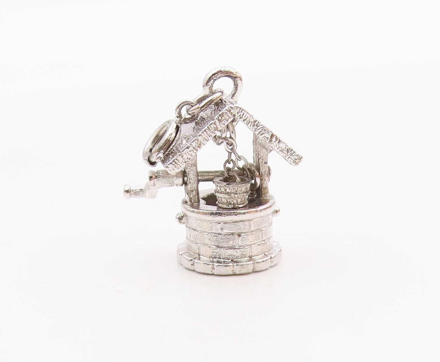 925 Sterling Silver  Vintage Shiny Water Well Etched Detail Pendant  PT15236