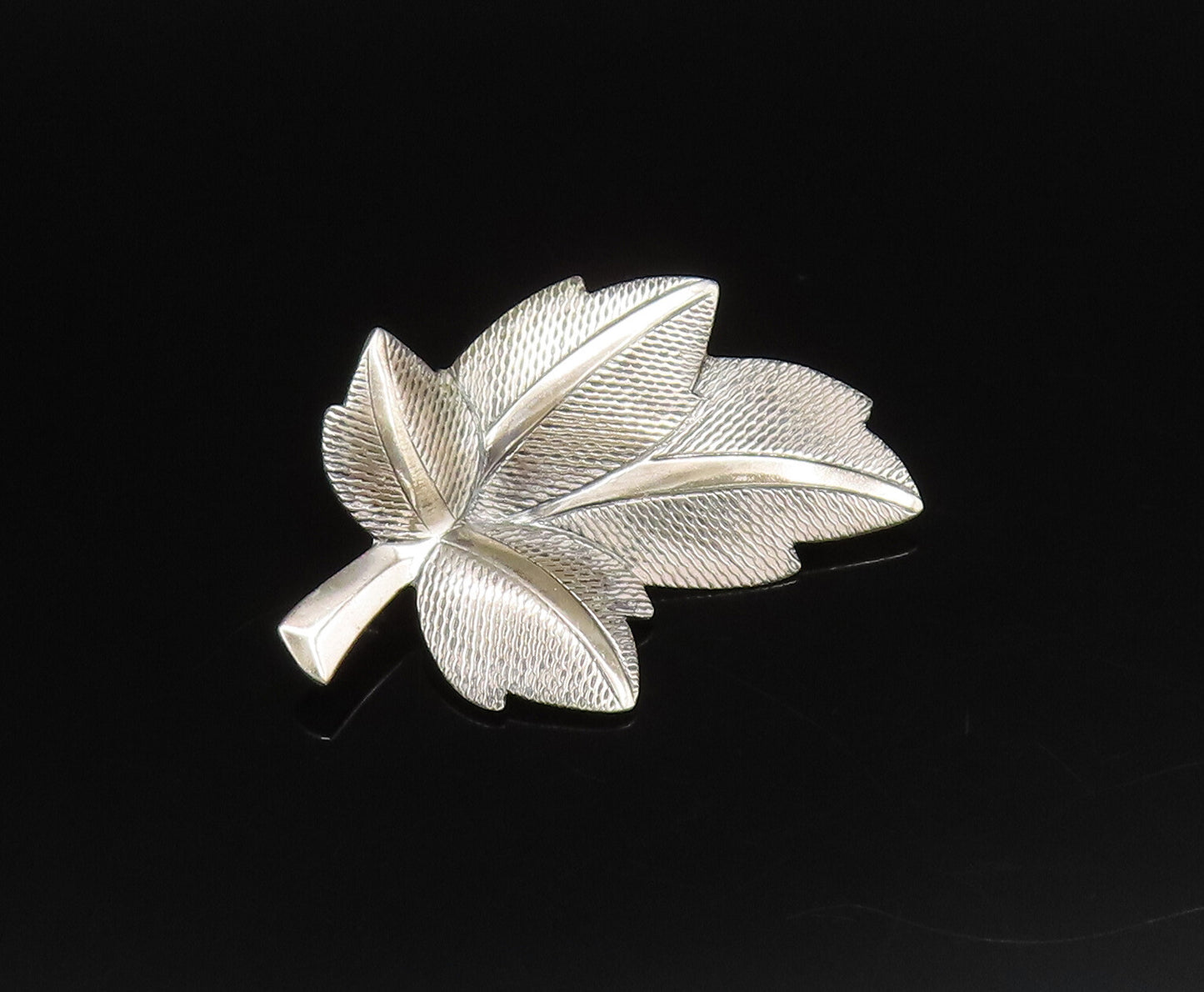 JEWELART 925 Silver  Vintage Mesh Textured Maple Leaf Brooch Pin  BP10017