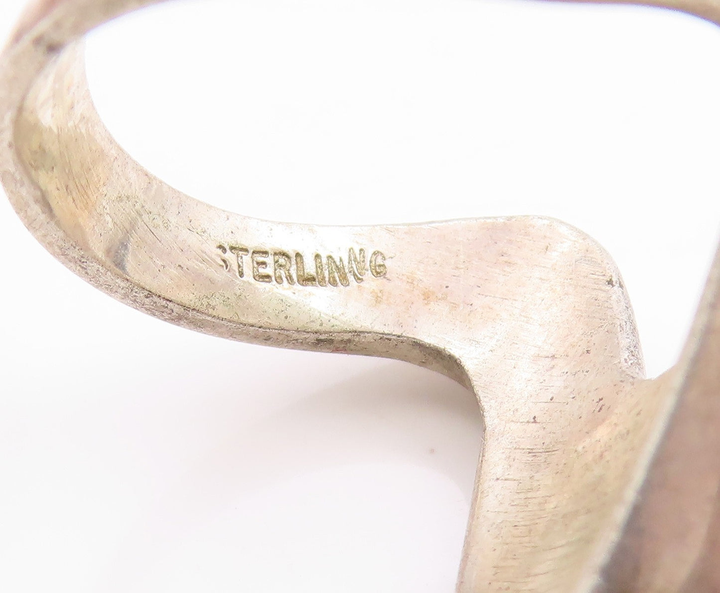 925 Sterling Silver Vintage Ring Hammered Alphabet Letter V Band Sz 8.5 RG33680