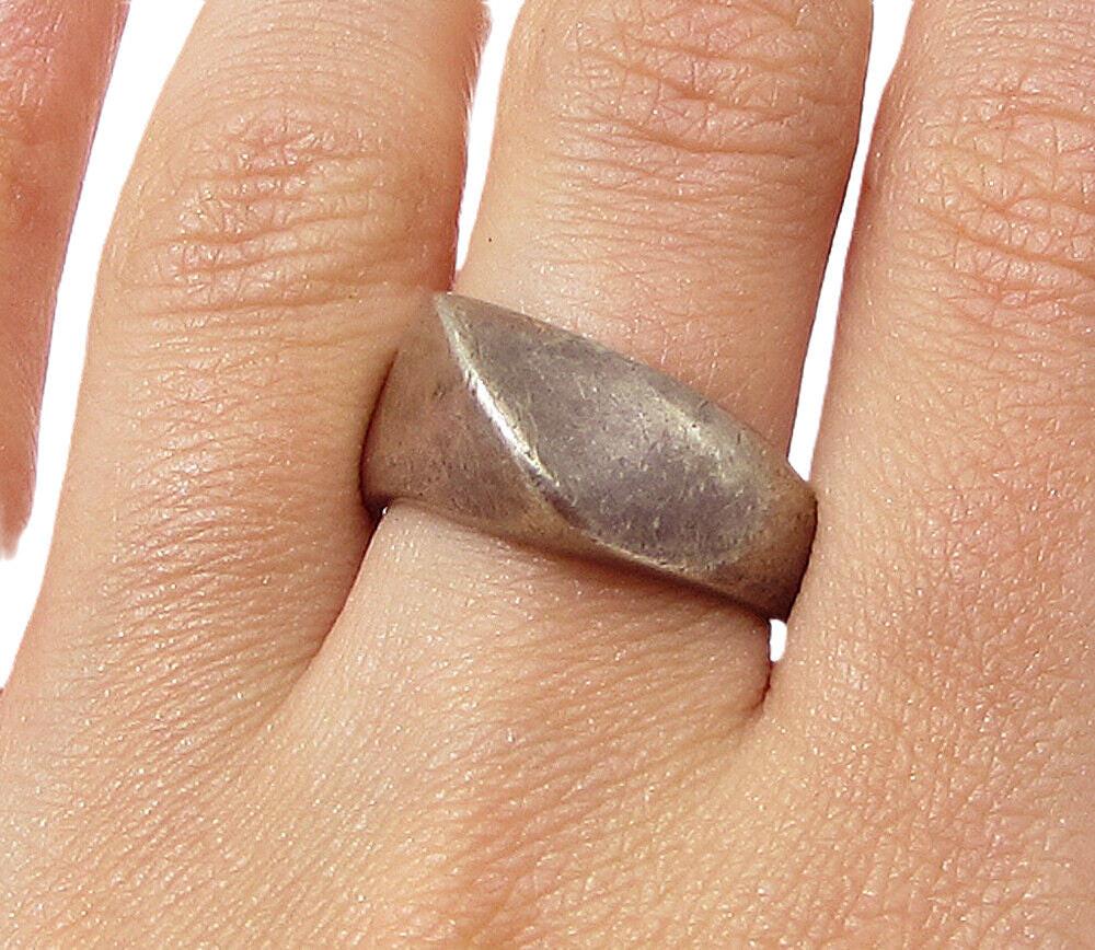 925 Sterling Silver  Vintage Dark Tone Wavy Band Ring Sz 7.5  RG3089