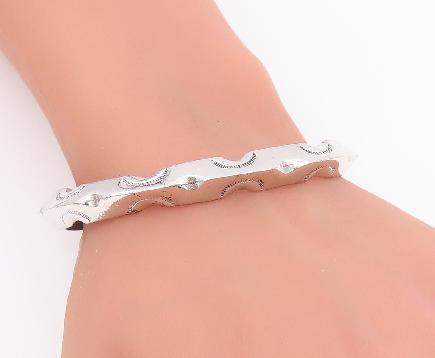 925 Sterling Silver Vintage Bracelet NAVAJO Etched Wavy Knife Edge Cuff  BT11649