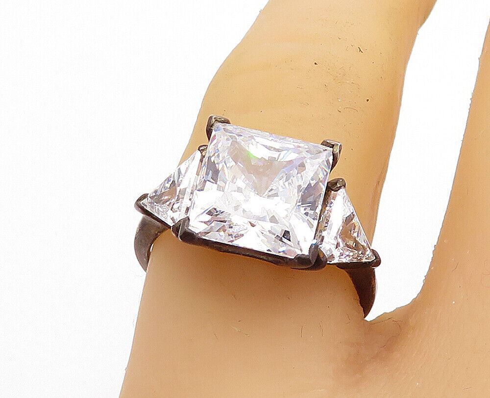 925 Sterling Silver  Vintage Cubic Zirconia Solitaire Accent Ring Sz 7  RG5196