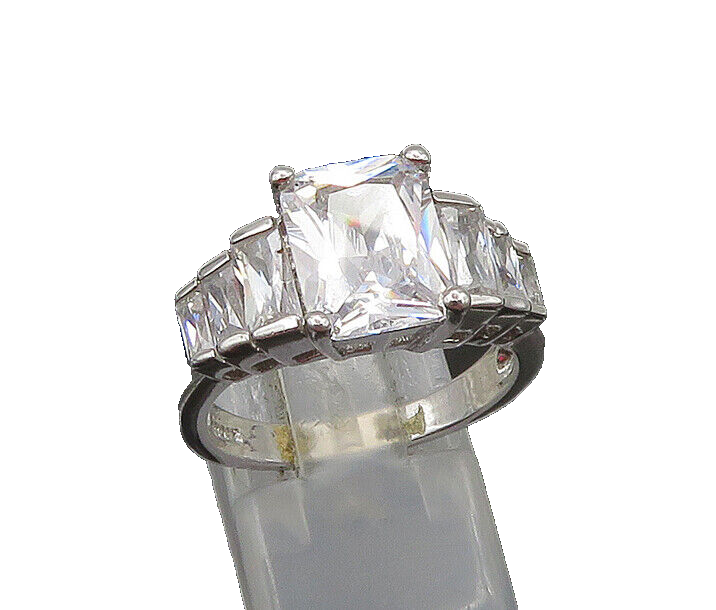 925 Sterling Silver   Vintage Sparkling Cubic Zirconia Band Ring Sz 8  RG22863