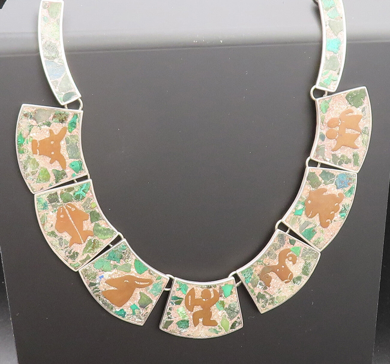 MEXICO 925 Silver  Vintage Carved Animals & Crushed Jasper Necklace  NE4028