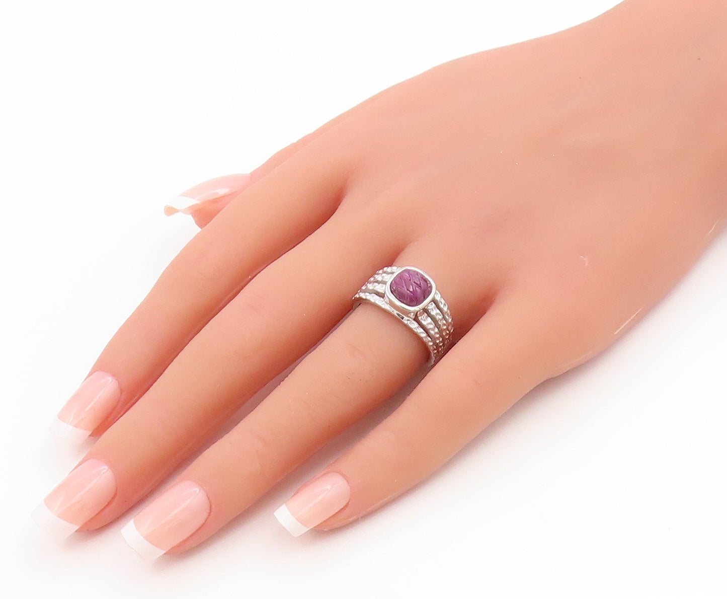 925 Sterling Silver Vintage Ring Carved Ruby Hammered Band  Sz 7.5  RG36133