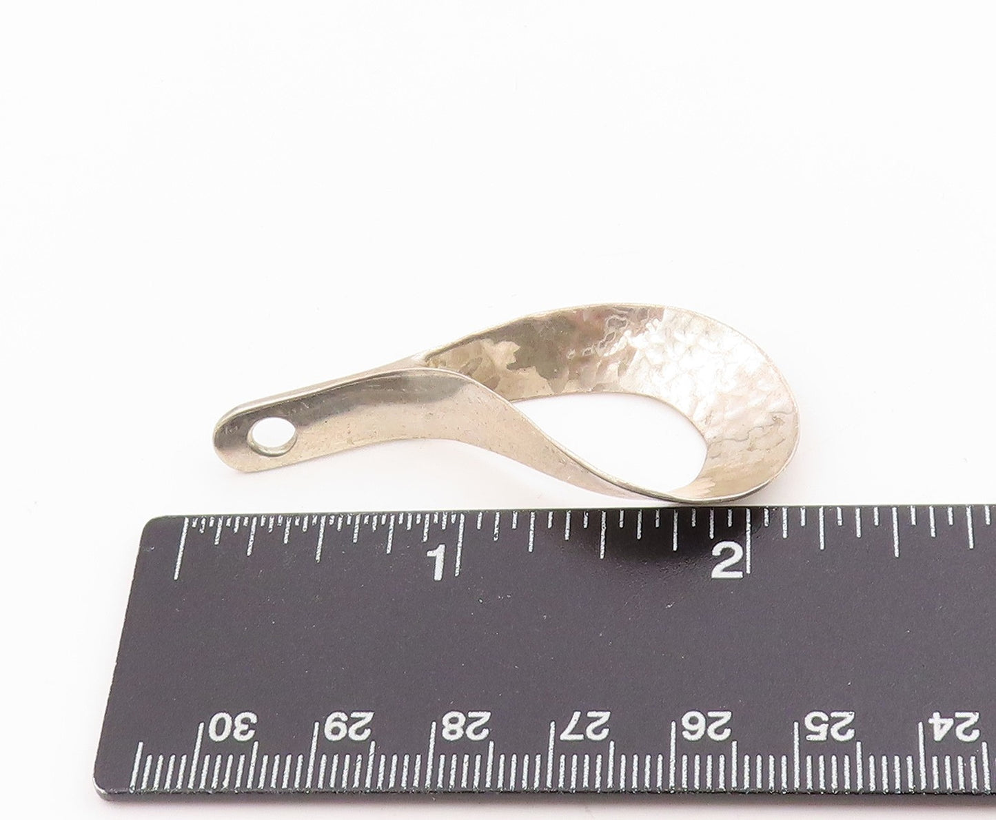 925 Sterling Silver Vintage Pendant Modernist Hammered Twisted Loop  PT25282