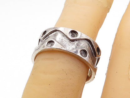 925 Sterling Silver  Vintage Dark Tone Zig Zag Design Band Ring Sz 6.5  RG3967