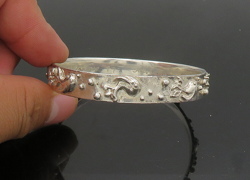 DESIGNER 925 Silver  Vintage Shiny Fish Pattern Petite Bangle Bracelet  BT9057