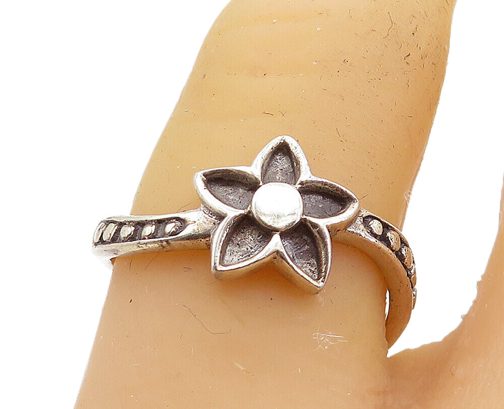 925 Sterling Silver  Oxidized Flower Motif Shiny Band Ring Sz 9  RG8083