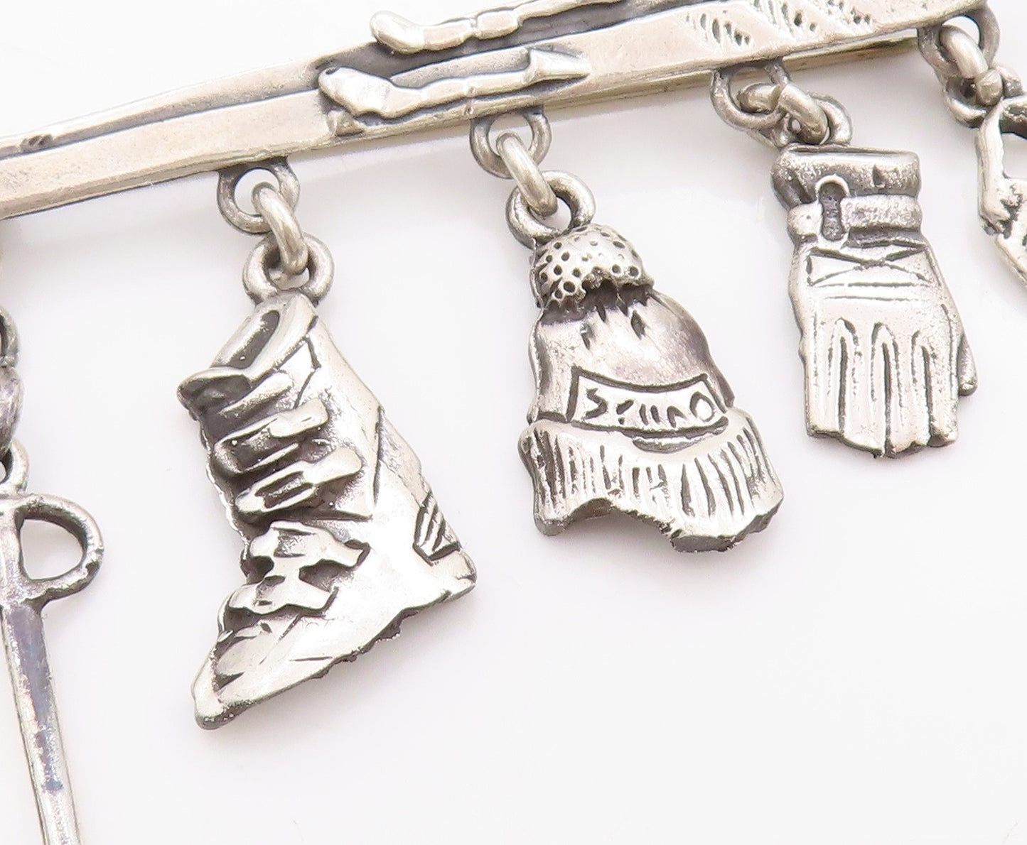 925 Sterling Silver Vintage Brooch Charming Hanging Winter Snow Skis  BP11787