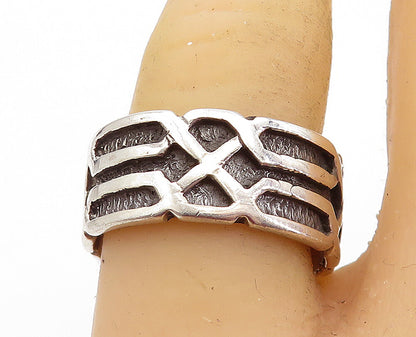 925 Sterling Silver  Vintage Shiny Raised Pattern Band Ring Sz 8.5  RG7464