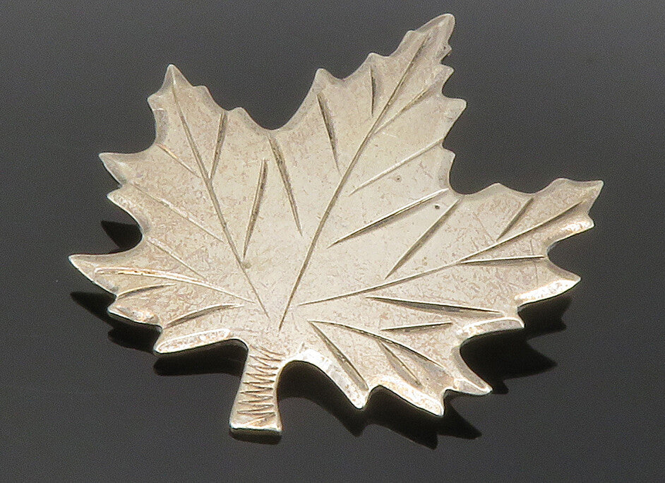 925 Sterling Silver  Vintage Shiny Etched Detail Maple Leaf Brooch Pin  BP5029