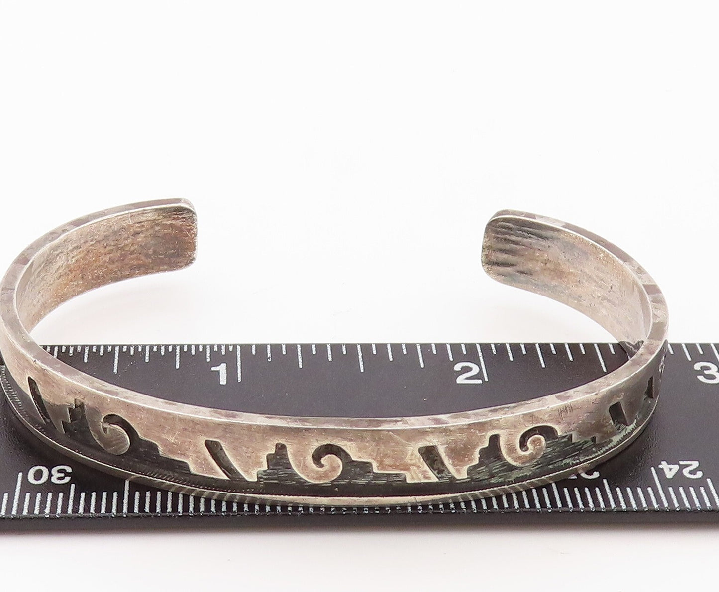 925 Sterling Silver Vintage Bracelet NAVAJO ZUNI Carved Design Cuff  BT10819