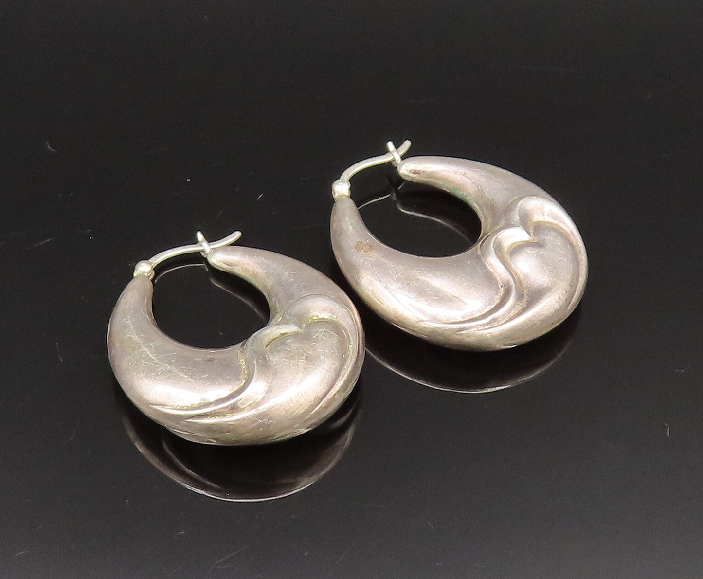925 Silver  Vintage Carved Love Heart Hollow Oval Hoop Earrings  EG11849