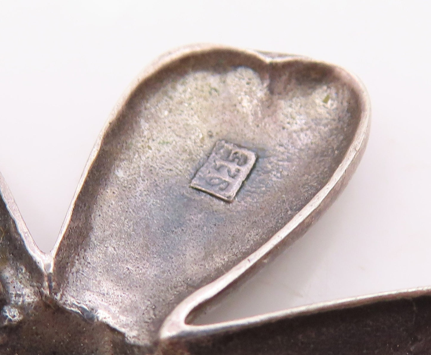925 Sterling Silver  Vintage Carved Hammered Flower Pendant  PT20220