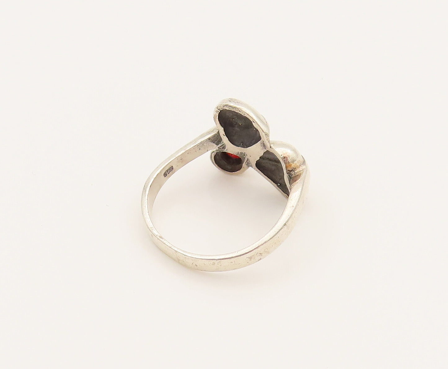 925 Sterling Silver  Vintage Bypassing Leaf Motif Garnet Ring Sz 6.5  RG26331
