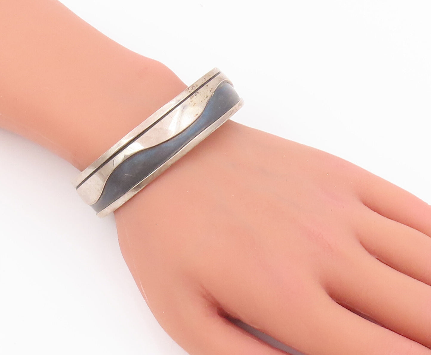 925 Sterling Silver Vintage Bracelet NAVAJO Wave Effect Carved Cuff  BT10444