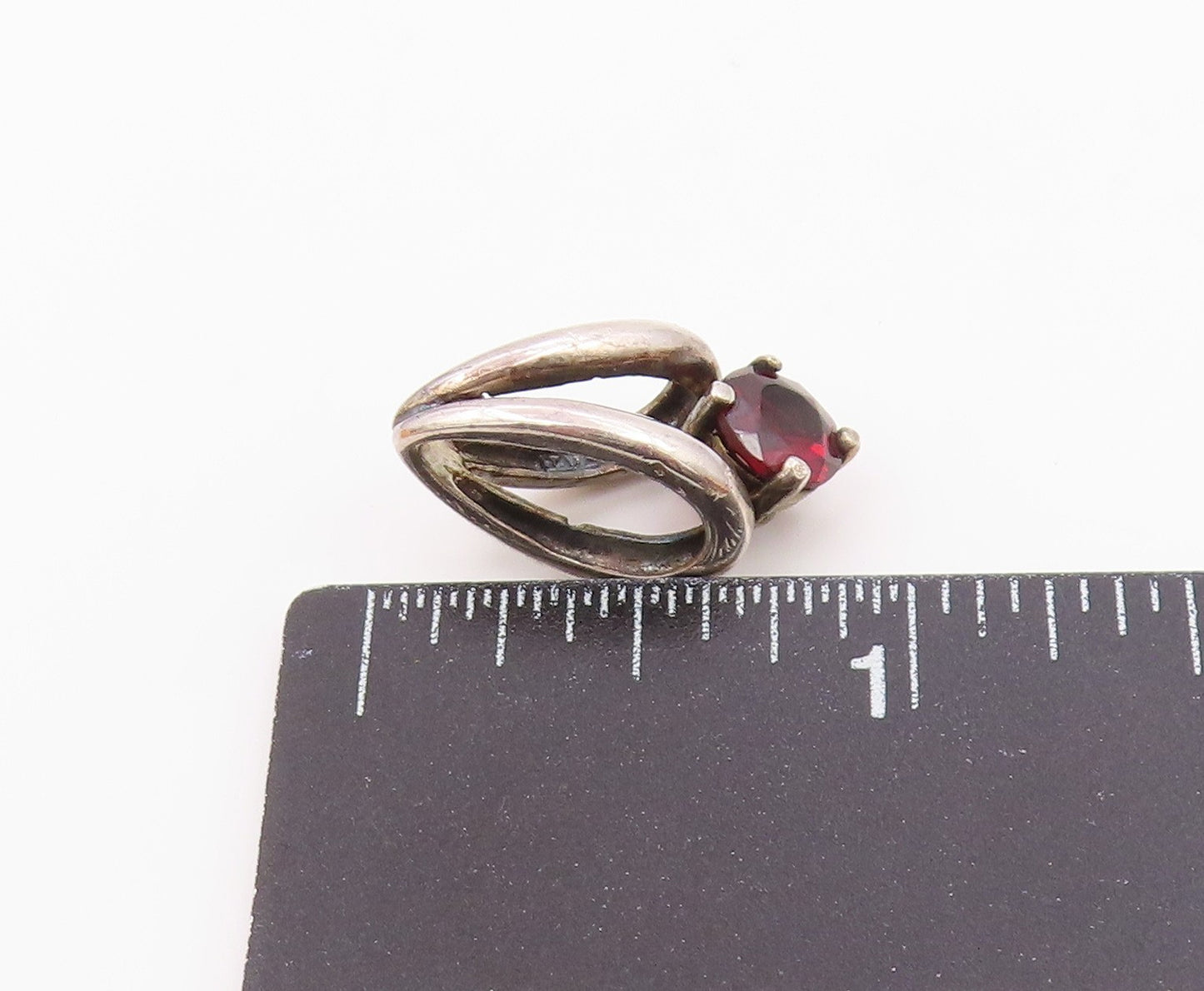 925 Sterling Silver  Vintage Prong Set Garnet Split Bail Pendant  PT19402