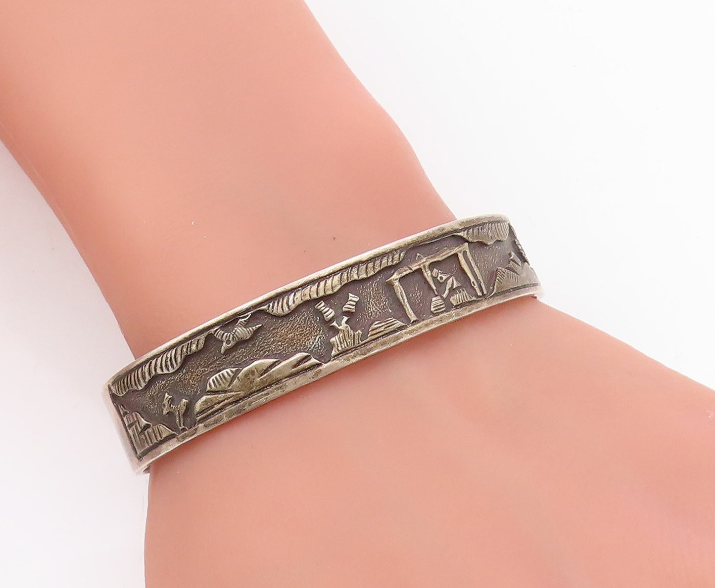 925 Sterling Silver Vintage Bracelet NAVAJO ZUNI Carved Storyteller Cuff BT11590