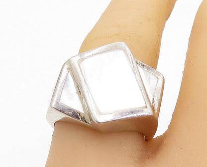 925 Sterling Silver  Vintage Mother Of Pearl Shiny Cocktail Ring Sz 7.5 RG6030