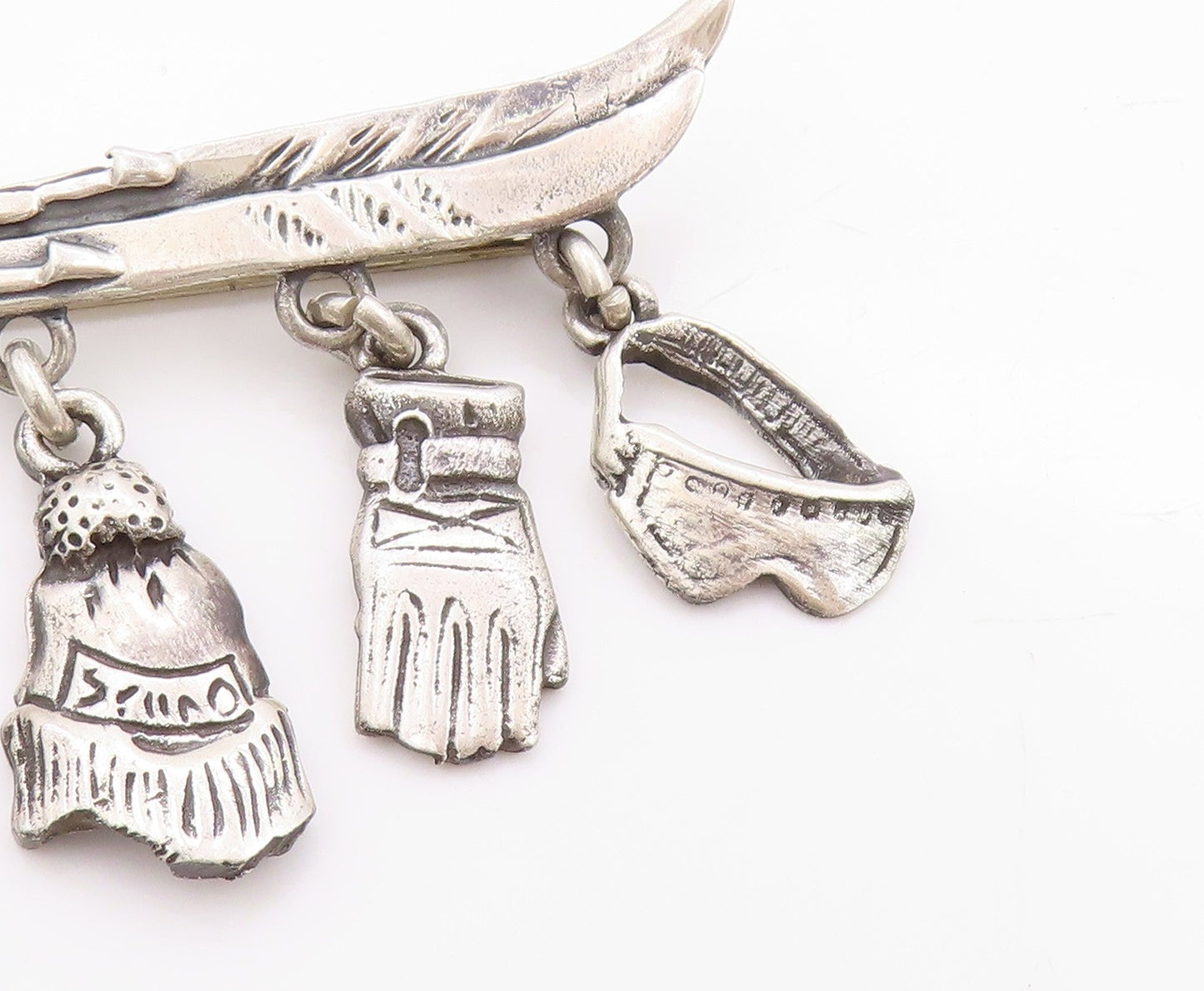 925 Sterling Silver Vintage Brooch Charming Hanging Winter Snow Skis  BP11787