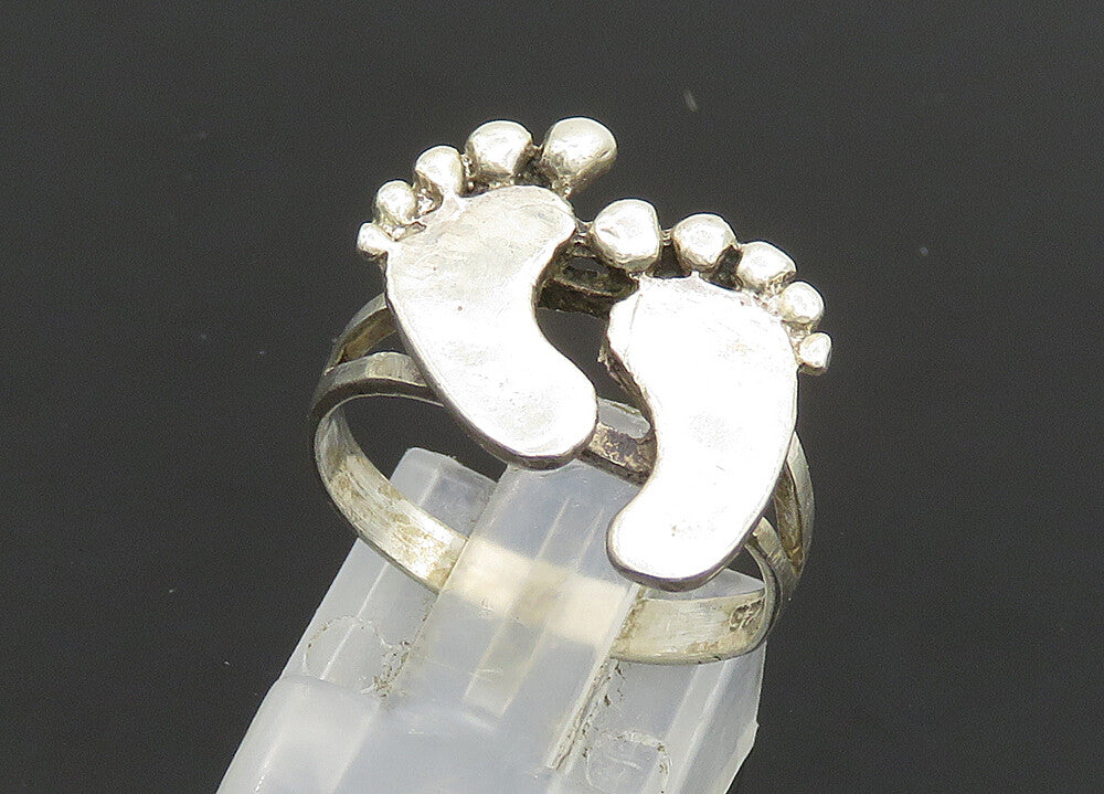 925 Sterling Silver  Vintage Shiny Footprints Motif Band Ring Sz 7  RG19899