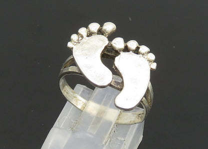 925 Sterling Silver  Vintage Shiny Footprints Motif Band Ring Sz 7  RG19899
