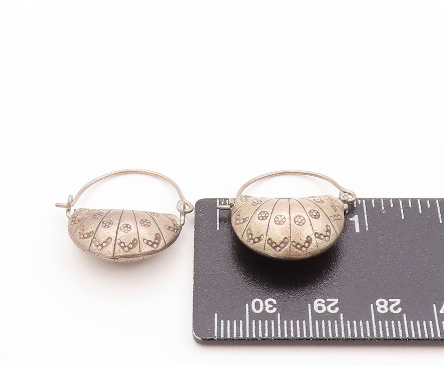 925 Sterling Silver Vintage Earrings Puffed Hand Fan Design Etched Hoops EG13600