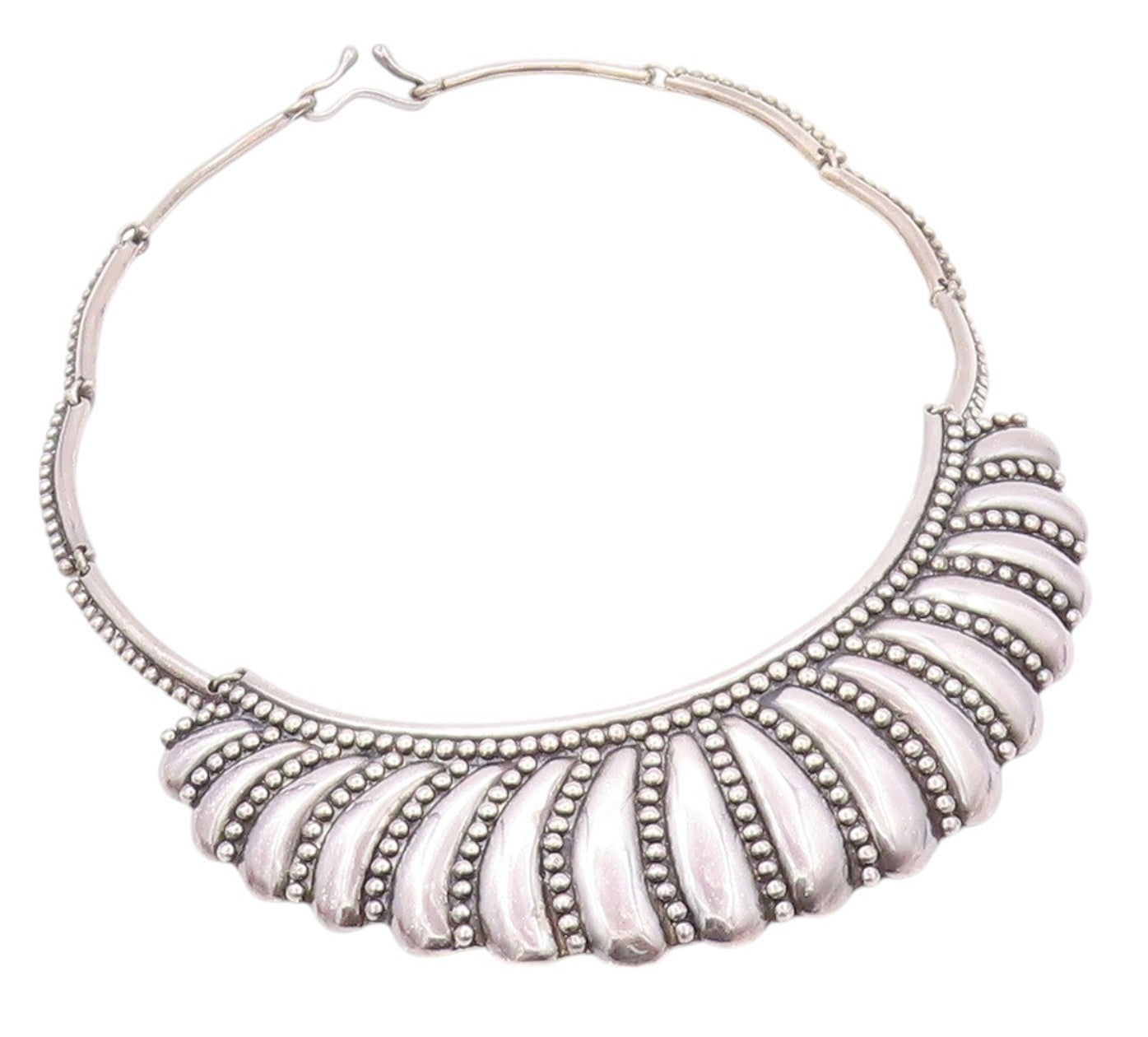 925 Sterling Silver Vintage Necklace Featuring Scalloped & Bead Design NE4542