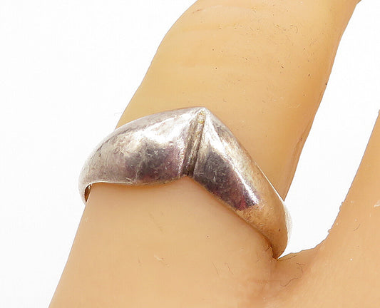 925 Sterling Silver  Vintage Dark Tone Smooth Pointed Band Ring Sz 8  RG5116