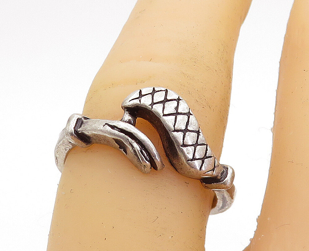 925 Sterling Silver  Vintage Dark Tone Etched Bypass Band Ring Sz 7  RG6100
