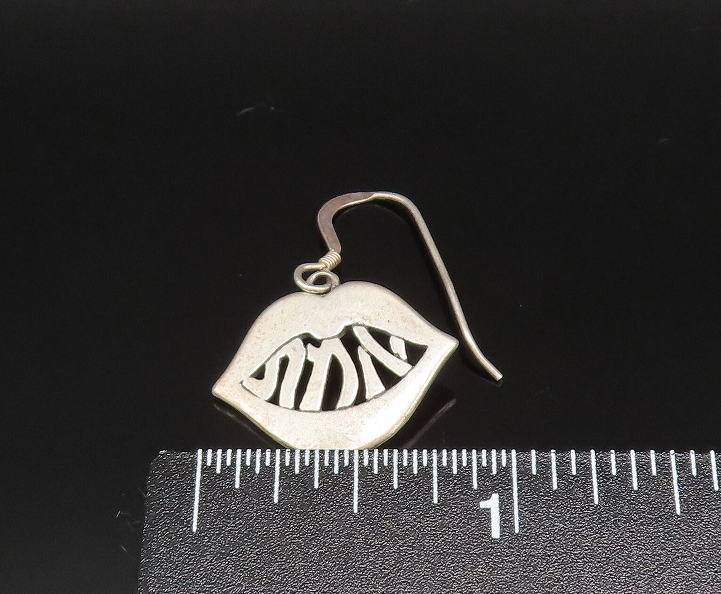 925 Sterling Silver  Vintage Carved Kissy Lips Earrings  EG11851