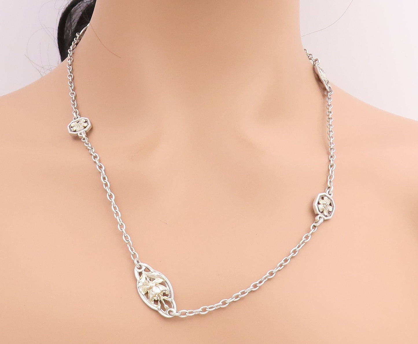 925 Sterling Silver Vintage Necklace Antique Floral Leaf Motif Long Chain NE4795