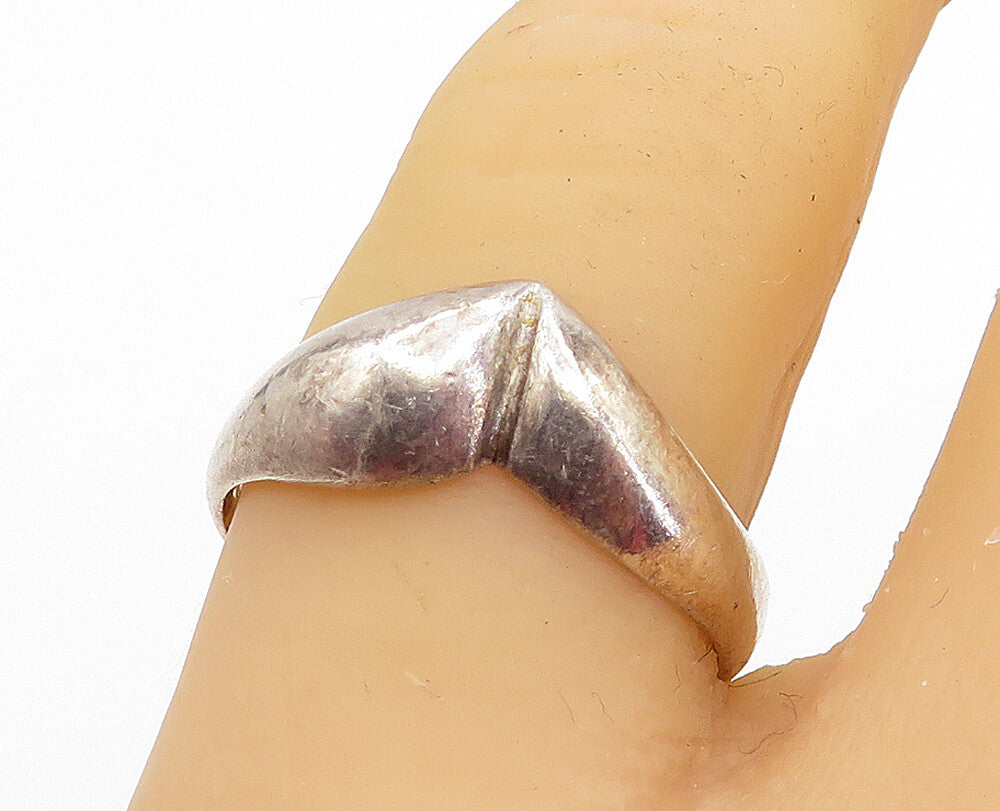 925 Sterling Silver  Vintage Dark Tone Smooth Pointed Band Ring Sz 8  RG5116