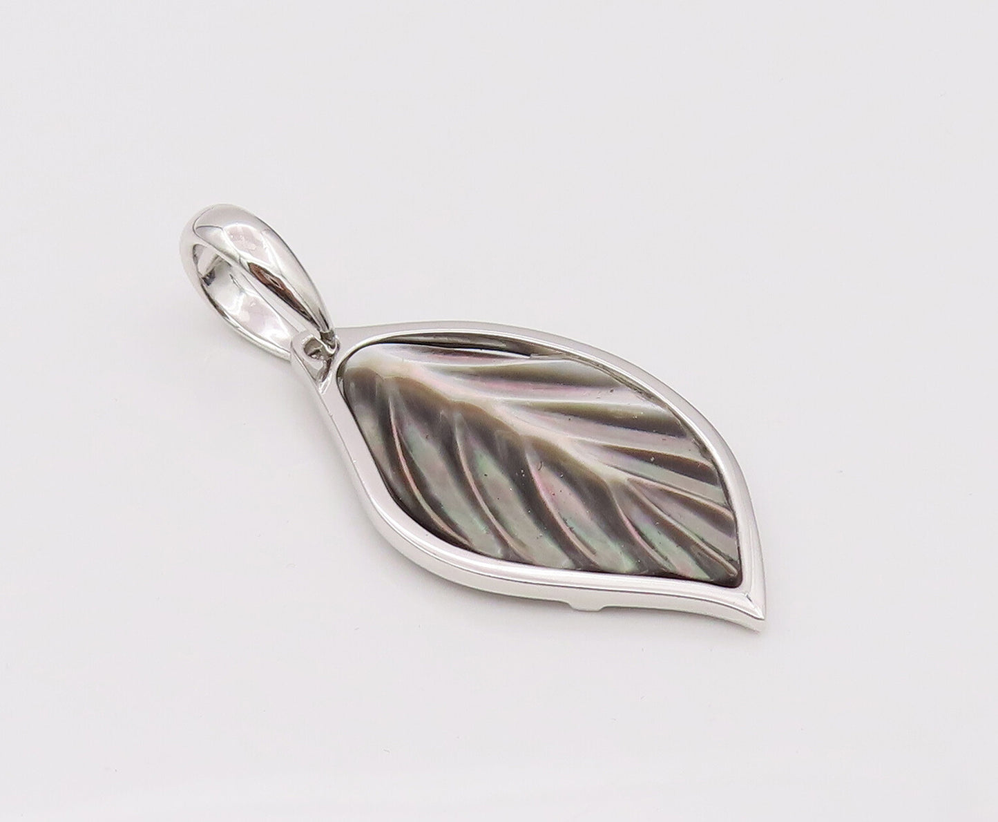 925 Sterling Silver  Vintage Mother Of Pearl Carved Leaf Pendant  PT22212
