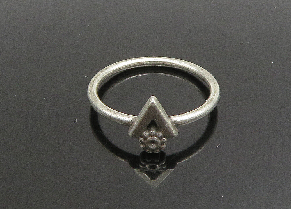 925 Sterling Silver  Vintage Shiny Pointed Detail Band Ring Sz 6  RG23416