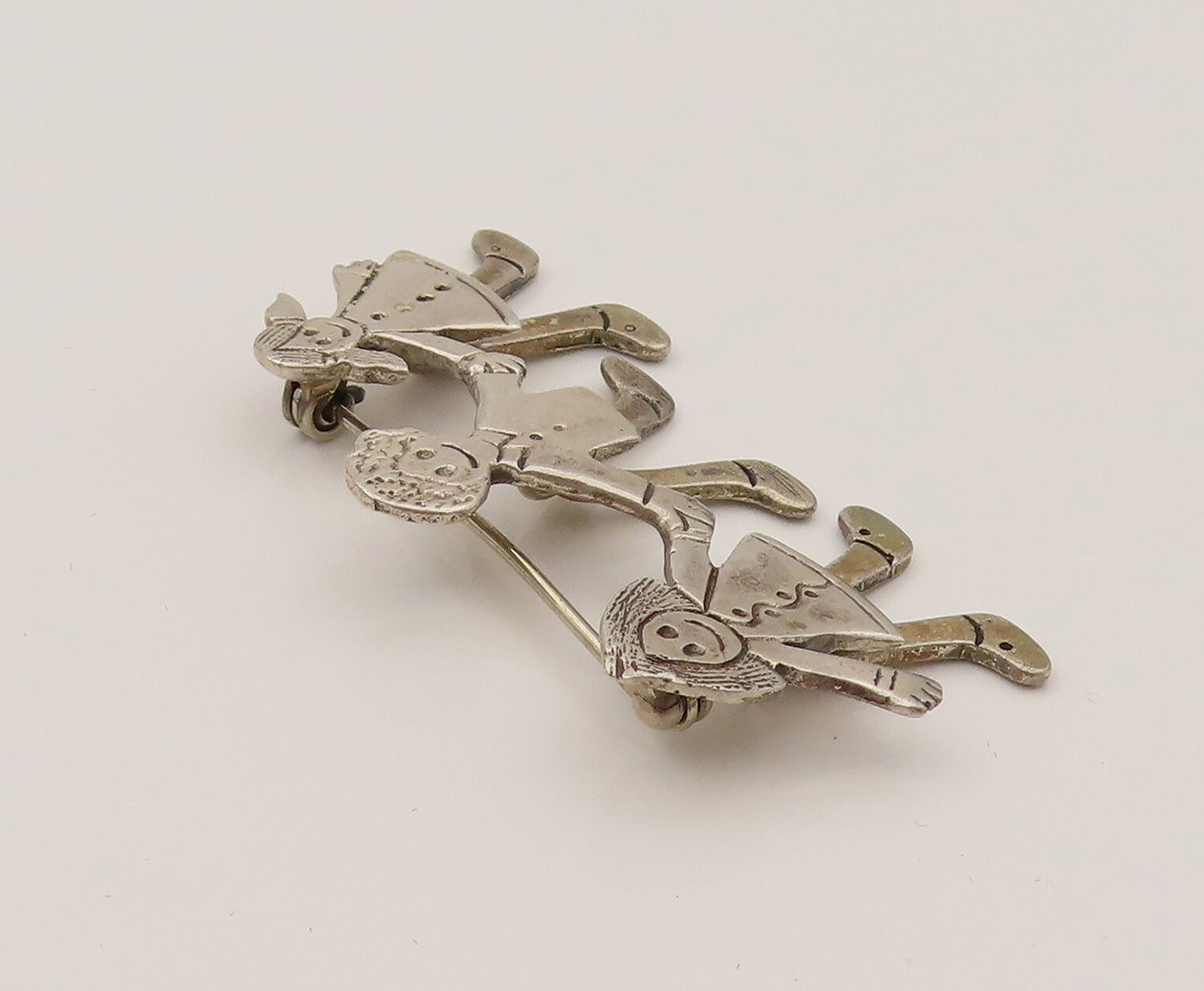 925 Silver  Vintage Kids With Dancing Feet Holding Hands Brooch Pin  BP10249