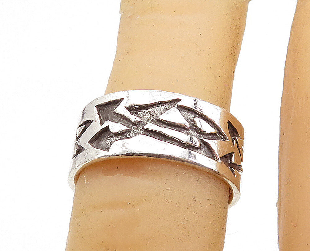 925 Sterling Silver  Vintage Oxidized Arrow Design Band Ring Sz 5.5  RG7353
