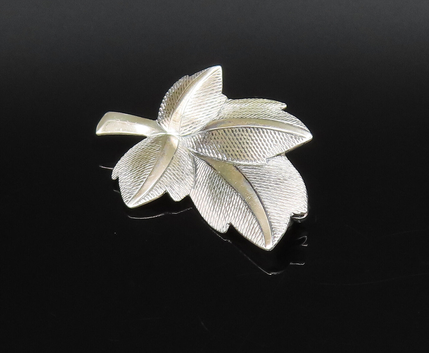 JEWELART 925 Silver  Vintage Mesh Textured Maple Leaf Brooch Pin  BP10017