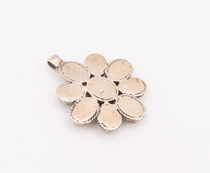 925 Sterling Silver Vintage Pendant Oval Cut Mother Of Pearls Flower  PT22812
