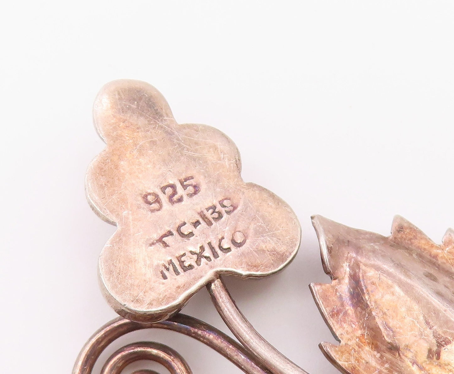 MEXICO 925 Sterling Silver  Vintage Dark Tone Grape Leaf Brooch Pin  BP4179