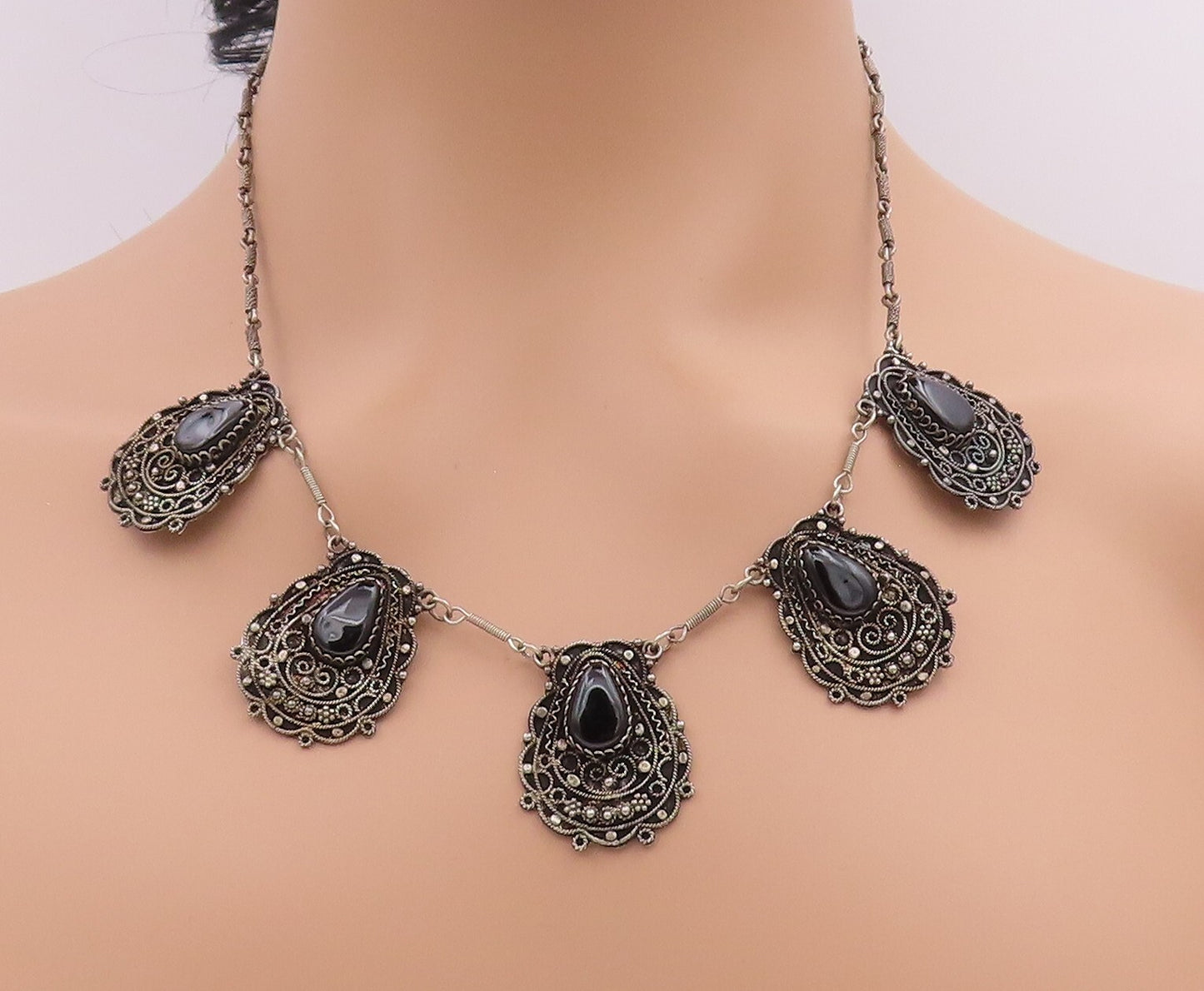 925 Sterling Silver Vintage Necklace Dark Tone Swirly Carved Onyx Inlay  NE4449