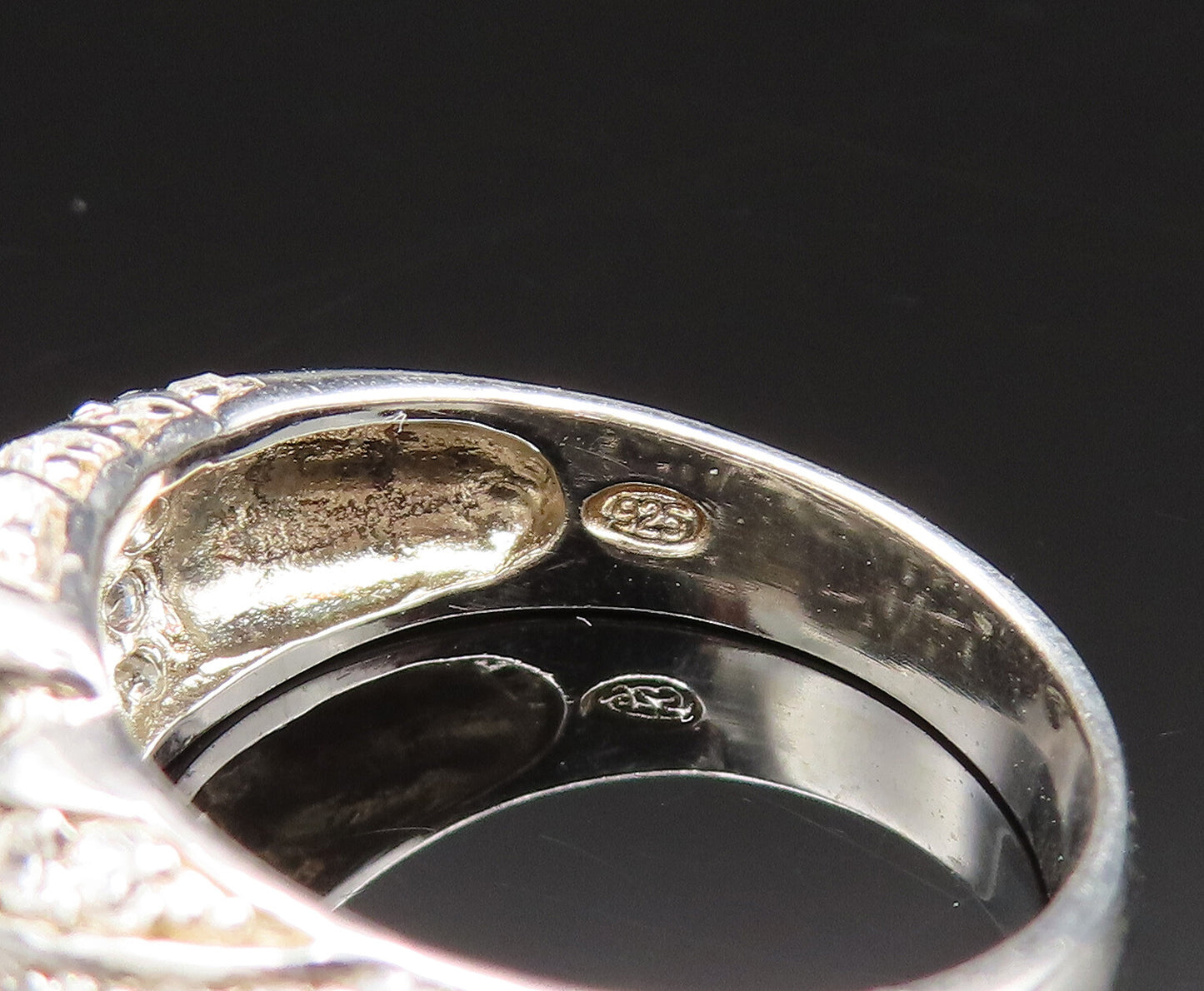 925 Sterling Silver  Vintage Sparkly Topaz Ribbed Dome Ring Sz 7.5  RG25500