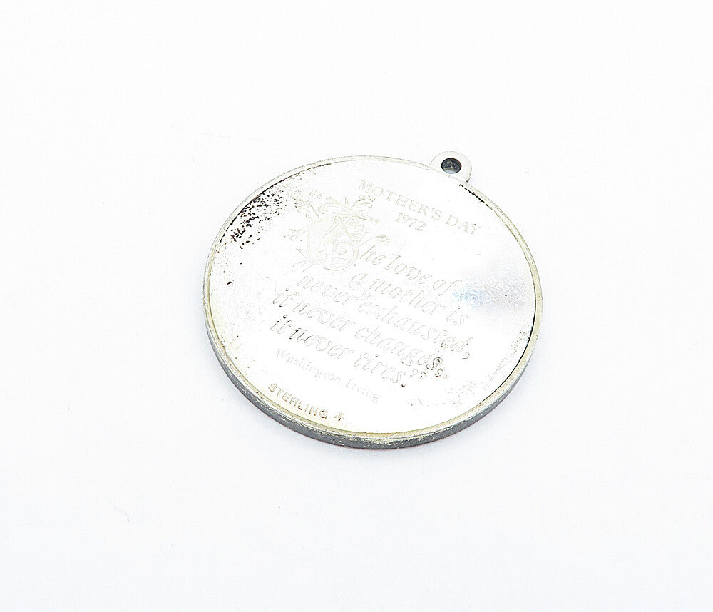 925 Sterling Silver  Vintage Mother's Day Quote Family Scene Pendant  PT4228