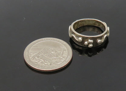 925 Sterling Silver  Vintage Raised Swirl Detail Band Ring Sz 6  RG21281