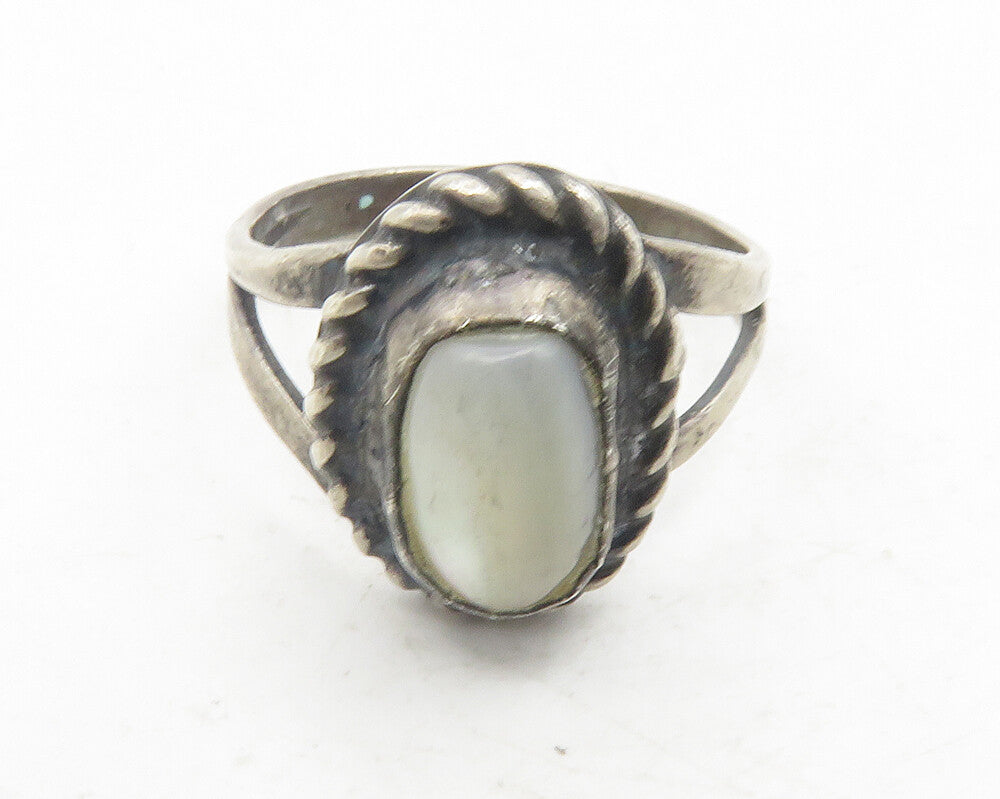 925 Sterling Silver  Vintage Mother Of Pearl Twist Band Ring Sz 5  RG12106
