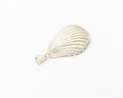 925 Sterling Silver  Vintage Shiny Scalloped Clam Shell Motif Pendant  PT14338